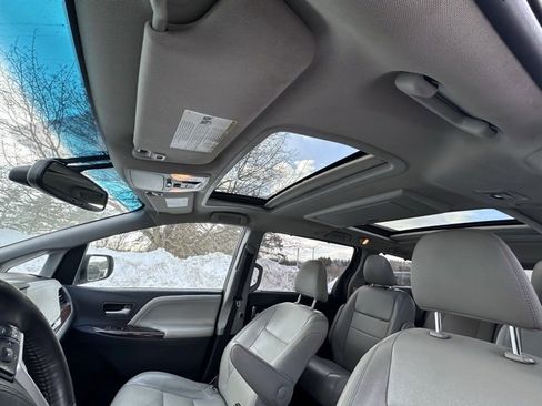 Used 2017 Toyota Sienna Limited image 12