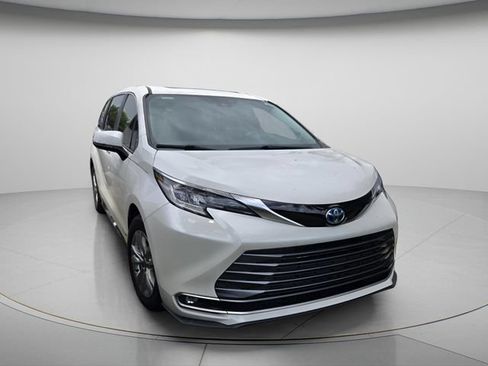 Used 2021 Toyota Sienna Limited FWD image 4