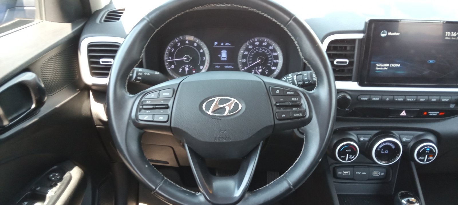 Used 2022 Hyundai Venue Limited FWD image 12