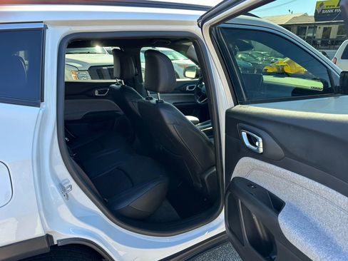 Used 2025 Jeep Compass Latitude image 13