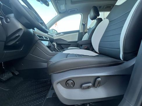 New 2026 Volkswagen Taos SEL image 12