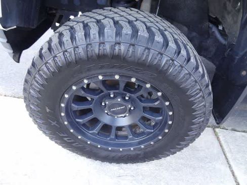 Used 2017 Toyota Tacoma TRD Sport w/ Tow Package (A/T) image 18