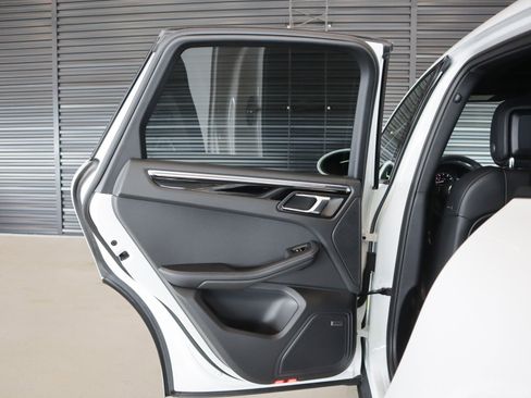 Certified 2025 Porsche Macan AWD/4WD image 23