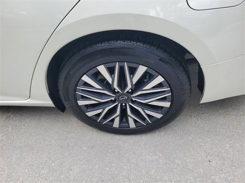 Used 2024 Nissan Altima 2.5 SV image 9