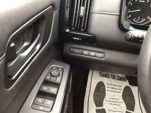 Used 2025 Nissan Pathfinder SV image 7