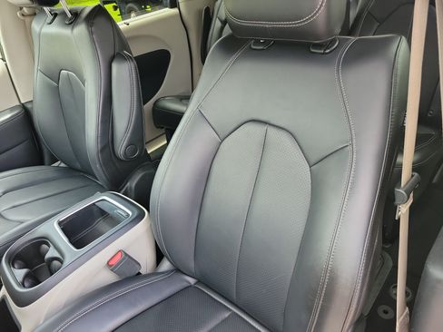 Used 2024 Chrysler Pacifica Touring-L FWD image 6