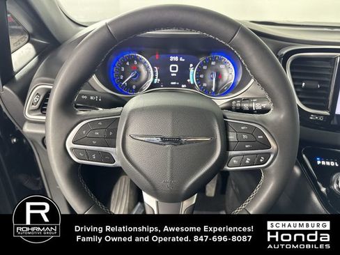 Used 2025 Chrysler Pacifica Select FWD image 11