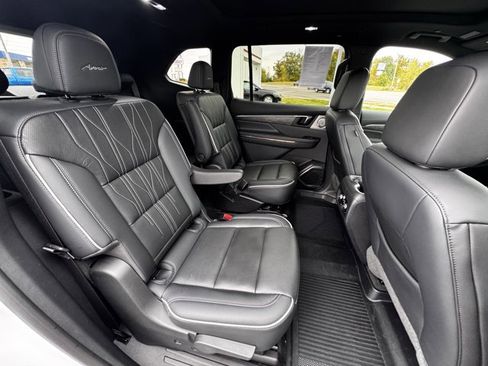 Used 2025 Buick Enclave Avenir w/ Super Cruise Package image 11