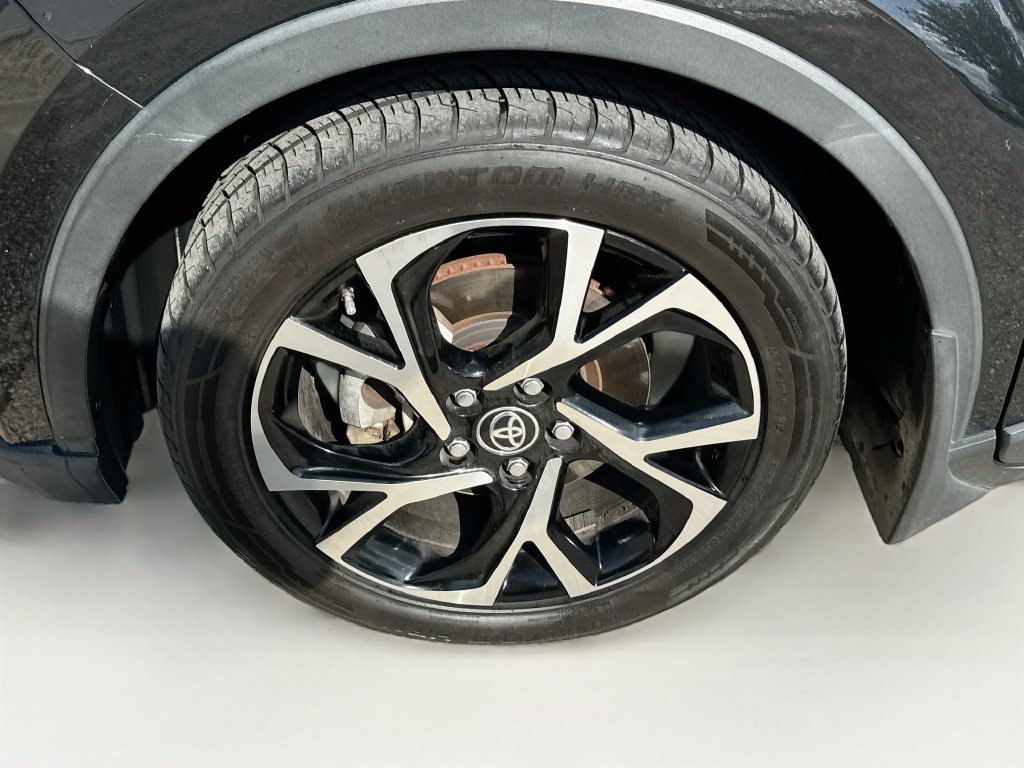 Used 2020 Toyota C-HR XLE FWD image 36