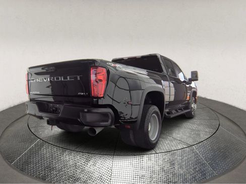 Used 2025 Chevrolet Silverado 3500 LT image 2