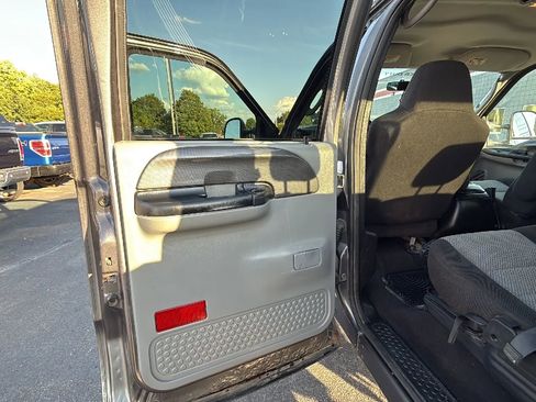 Used 2004 Ford F250 XLT image 11
