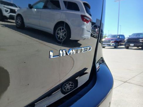 New 2026 Chrysler Pacifica Limited w/ Uconnect Theater Family Group FWD image 10