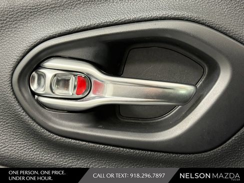 Used 2019 Jeep Cherokee Latitude Plus w/ Comfort/Convenience Group FWD image 19