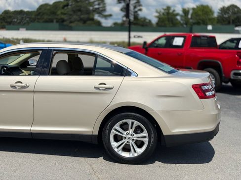 Used 2018 Ford Taurus SE FWD image 12