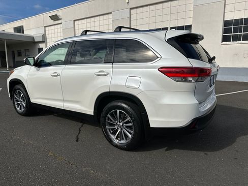 Used 2019 Toyota Highlander XLE AWD/4WD image 4