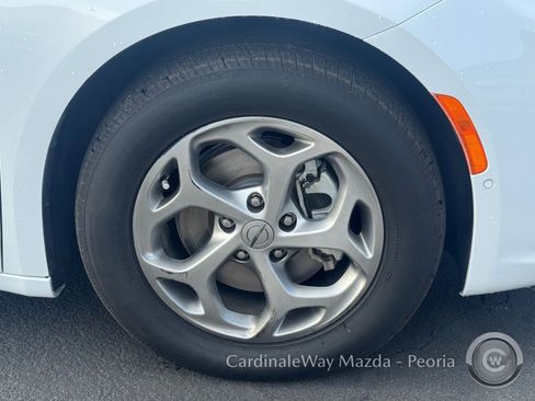 Used 2022 Chrysler Pacifica Limited image 12