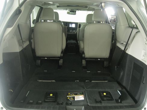 Used 2019 Toyota Sienna Limited Premium image 26