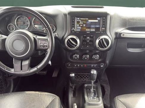 Used 2017 Jeep Wrangler Unlimited Sahara w/ Connectivity Group AWD/4WD image 19