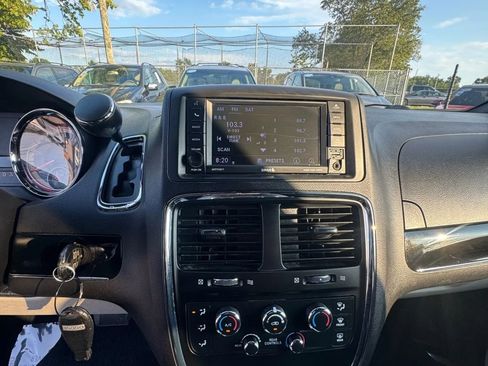 Used 2019 Dodge Grand Caravan SXT FWD image 12
