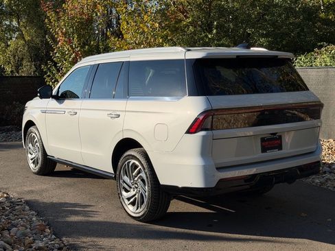New 2025 Lincoln Navigator Reserve image 3