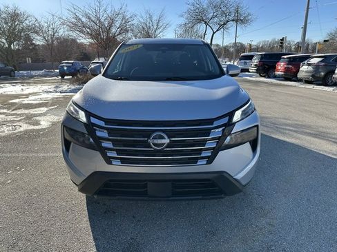 Used 2024 Nissan Rogue SV image 3