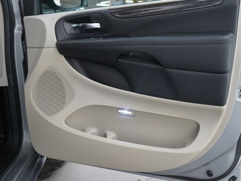 Used 2019 Dodge Grand Caravan SE w/ UConnect Hands-Free Group image 9