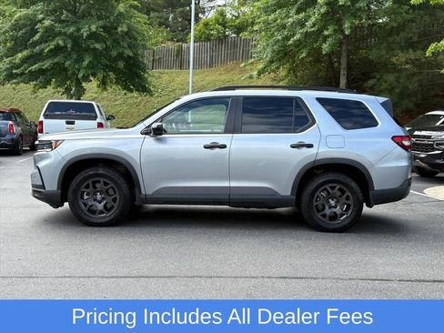 Used 2025 Honda Pilot TrailSport image 4