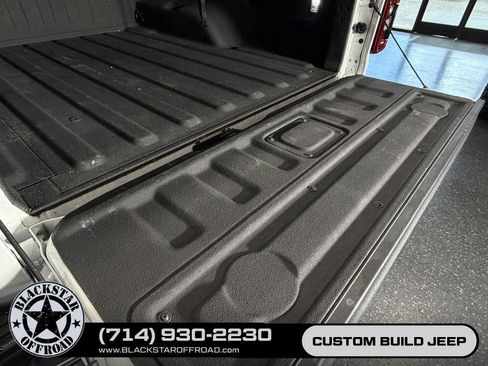Used 2024 Jeep Gladiator Rubicon w/ Technology Group AWD/4WD image 11