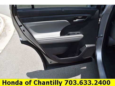 Used 2022 Toyota Highlander XLE AWD/4WD image 28
