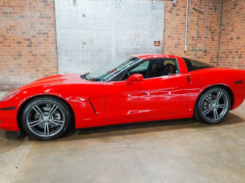 Used 2006 Chevrolet Corvette Coupe w/ Preferred Equipment Group RWD image 9