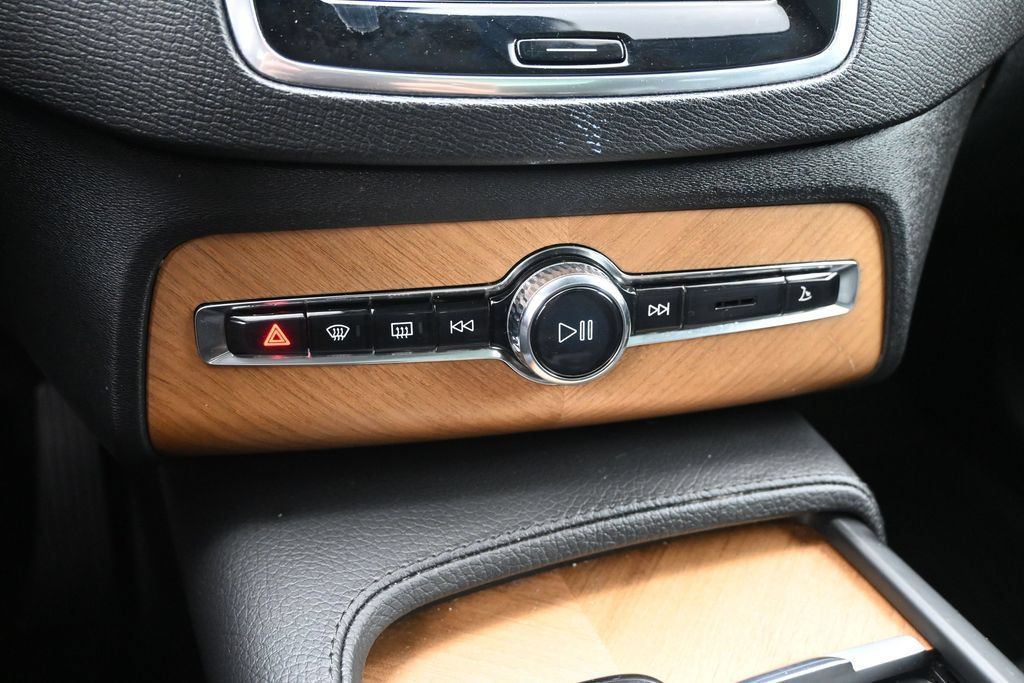 Used 2022 Volvo XC90 T6 Momentum w/ Climate Package AWD/4WD image 17