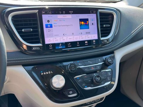Used 2022 Chrysler Pacifica Touring-L FWD image 20