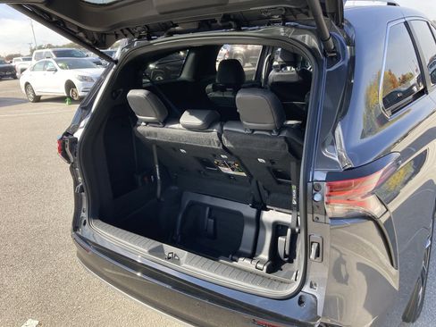 Certified 2025 Toyota Sienna Platinum image 22