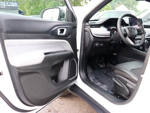 Used 2024 Jeep Compass Latitude AWD/4WD image 10