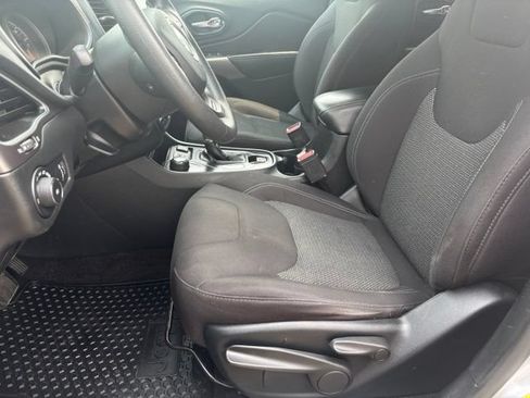 Used 2019 Jeep Cherokee Latitude w/ Popular Appearance Group AWD/4WD image 11