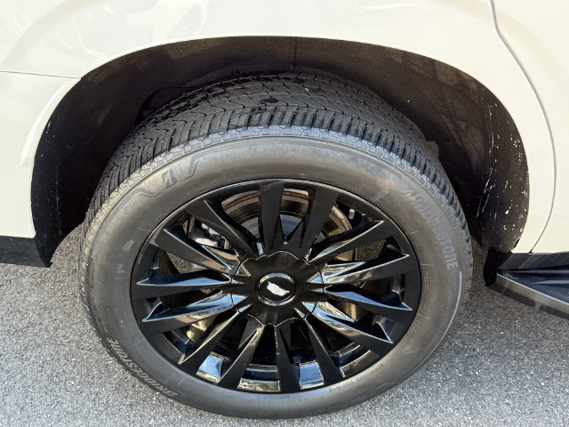 Used 2023 Cadillac Escalade Premium Luxury w/ LPO, Floor Liner Package AWD/4WD image 12