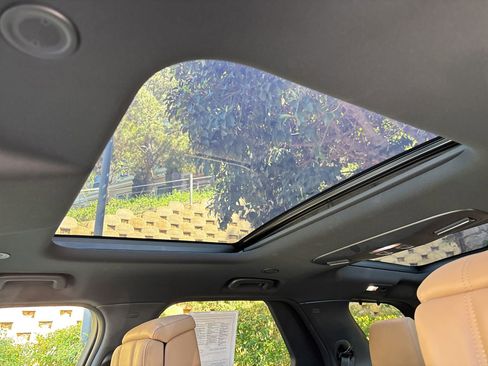 Certified 2024 Land Rover Discovery Metropolitan Edition image 15