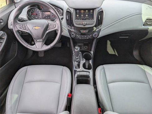 Used 2019 Chevrolet Cruze Premier image 9