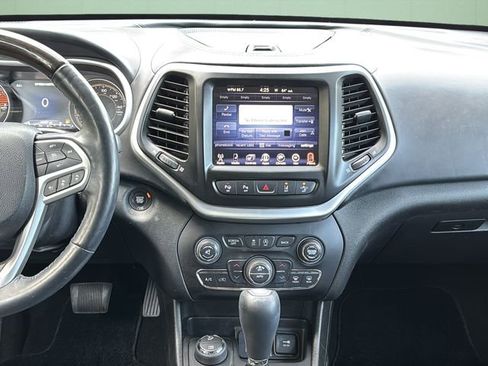 Used 2018 Jeep Cherokee Overland w/ Technology Group AWD/4WD image 18
