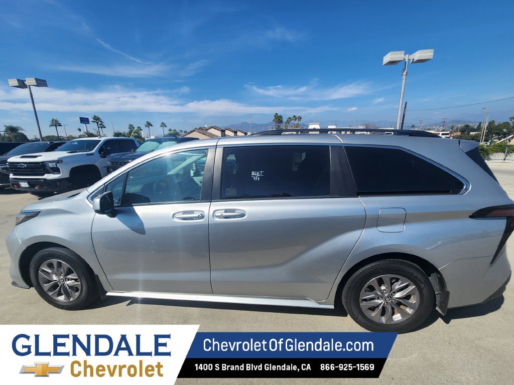 Used 2023 Toyota Sienna LE FWD image 3