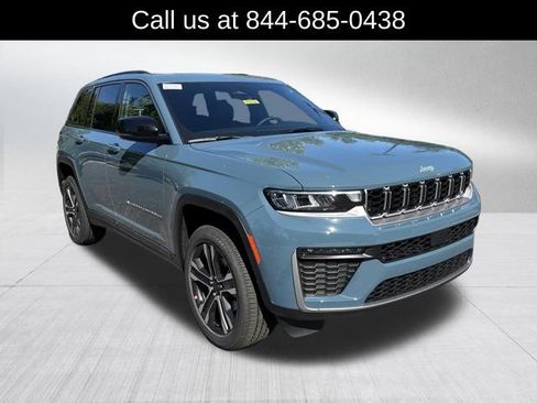 New 2027 Jeep Grand Cherokee Limited RWD image 3