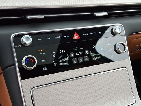 Certified 2025 Genesis GV80 3.5T Advanced AWD/4WD image 18