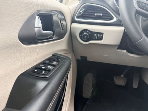 Used 2023 Chrysler Pacifica Touring-L image 26