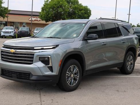 Used 2024 Chevrolet Traverse LT FWD image 6