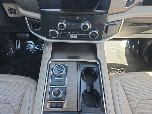 Used 2024 Ford Expedition Limited AWD/4WD image 13