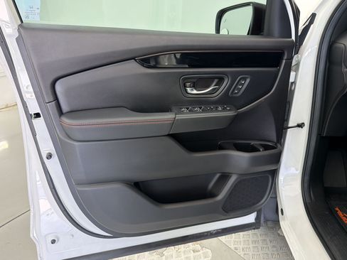 Used 2025 Honda Pilot TrailSport image 13