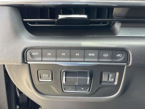 Used 2022 Cadillac Escalade Sport Platinum w/ Heavy-Duty Trailer Package AWD/4WD image 21