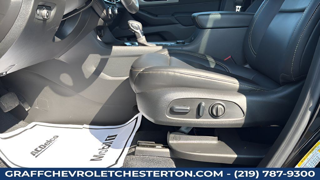 Used 2023 Chevrolet Traverse LT w/ Rear Camera Mirror Package AWD/4WD image 25