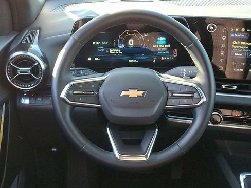 Used 2025 Chevrolet Equinox LT FWD image 19