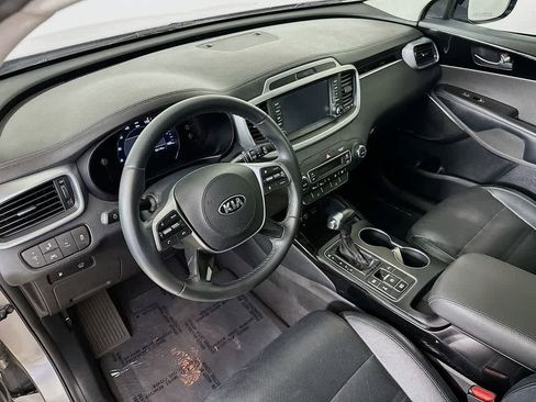 Used 2019 Kia Sorento SX image 2